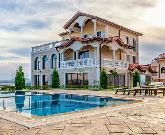 luxury-house-with-pool