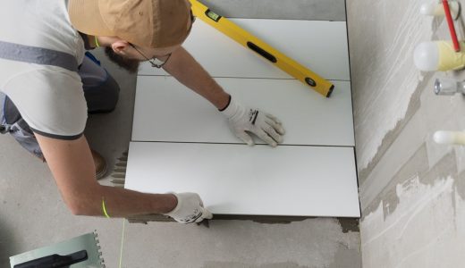 tiler-working-renovation-apartment (2)